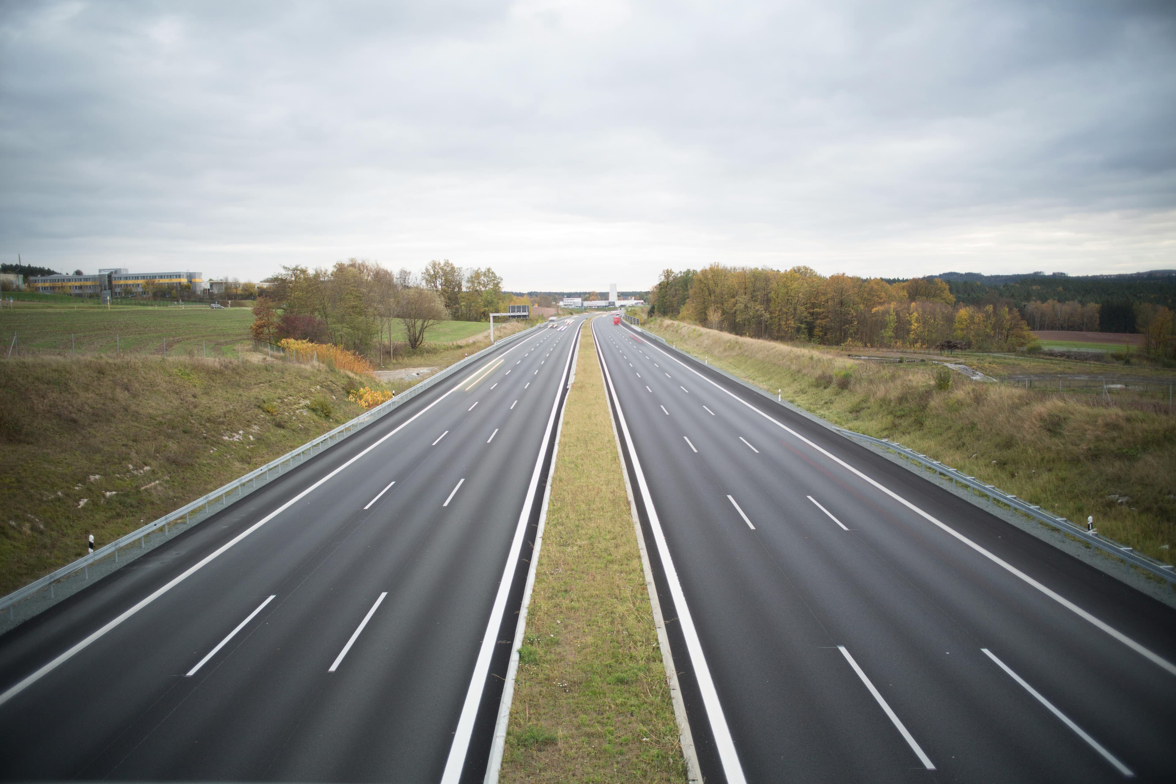 Autotransport - AMDRIVE Premium Dienst - Luxe en Discrete Persoonlijk terugrijden • Geen trailer • Vanaf €500/1000km